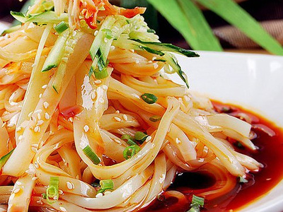 正宗涼皮的味道離不開(kāi)辣椒油及料包