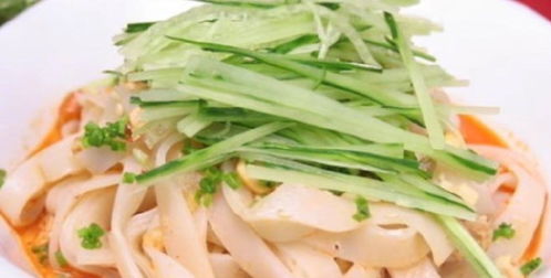 多家餐飲店因在涼皮放黃瓜絲被罰 未取得冷食類(lèi)食品制售許可在店內(nèi)切配黃瓜絲